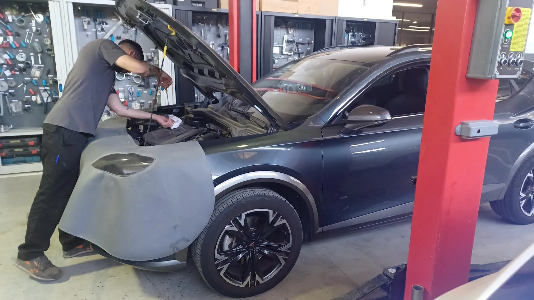 Zona de recepción taller CUPRA